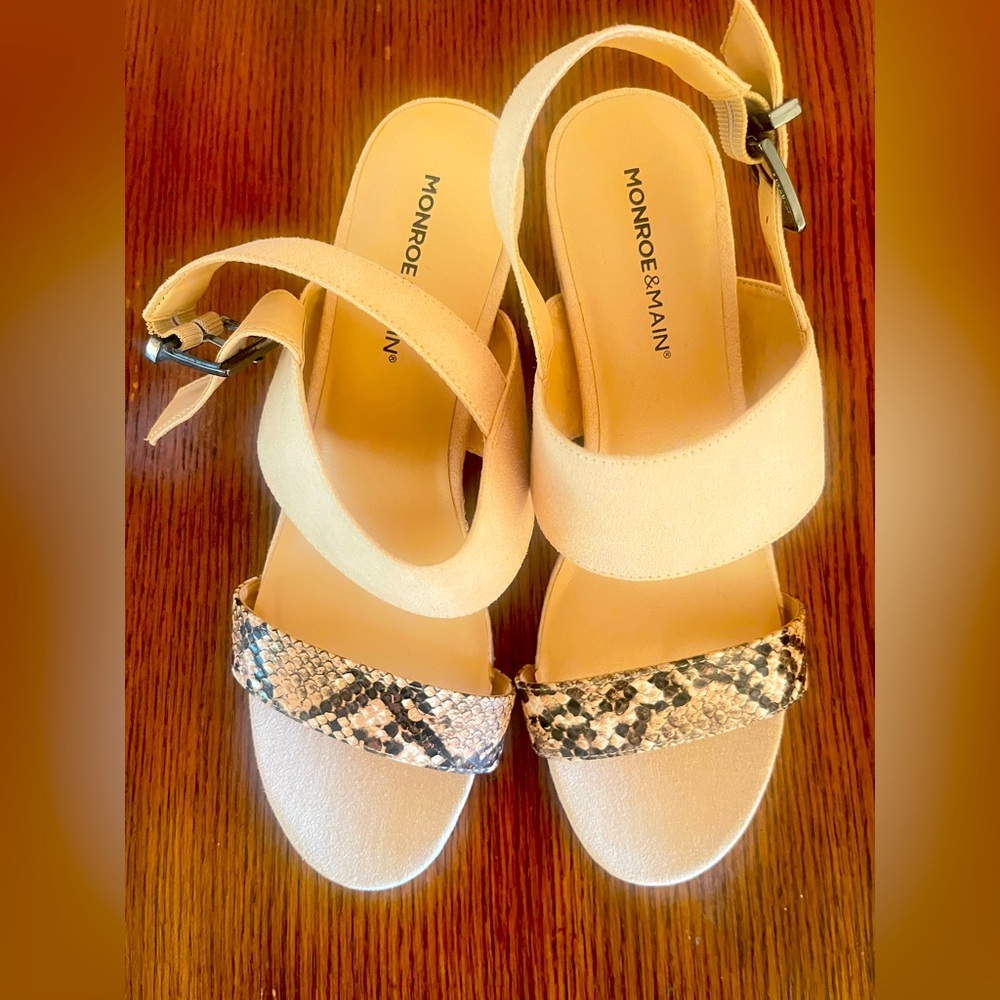 Cute New Monroe & Main Wegdes . Size M. New with out tag
